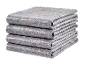 Een stapel van vier grijze verhuisdekens.