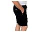 Man in zwarte werkshorts met zijzakken en trekkoord.