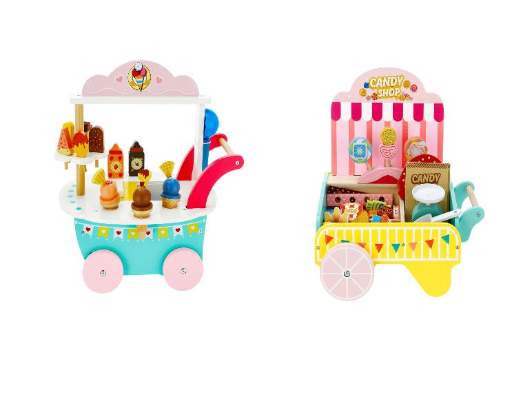 Twee houten speelgoedkarren: een ijscokar met ijsjes en hoorntjes, en een snoepwinkelkar.