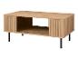 Lichte houten salontafel met lattenzijden en open opbergruimte, op zwarte poten.