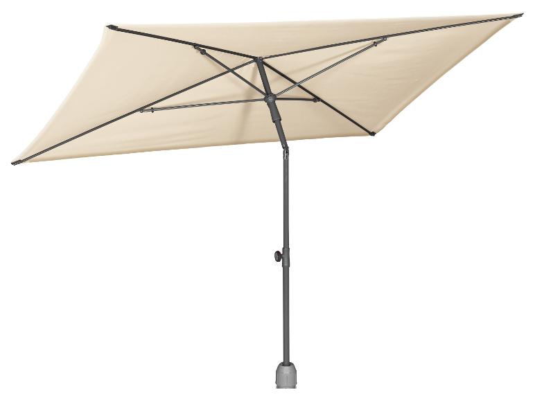 Beige rechthoekige tuinparasol met een grijze paal en zwarte baleinen