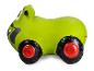 Groene speelgoedtractor met rode wielen.