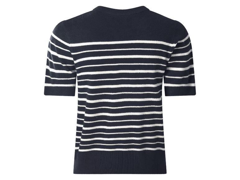 Donkerblauwe en wit gestreepte trui met korte mouwen.