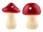 Twee decoratieve paddestoelen van keramiek, rood met witte stippen.