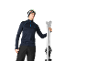 Man in skikleding met ski's, muts en skibril.