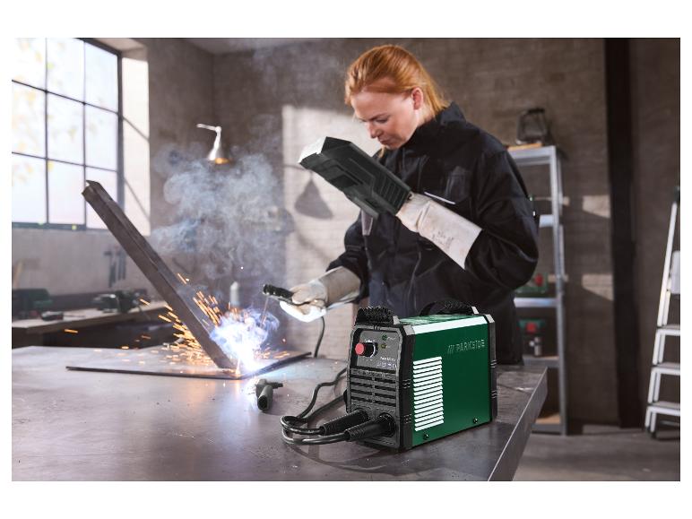 PARKSIDE inverter-lasapparaat PISG 120 D5 in gebruik in een werkplaats.
