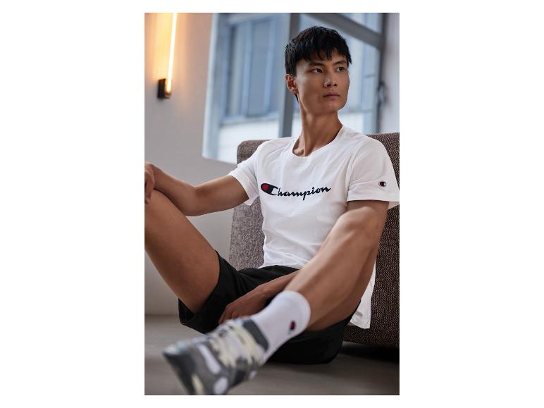 Champion t-shirt en shorts, casual stijl.