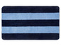 Een blauwe en donkerblauwe badmat met strepen.