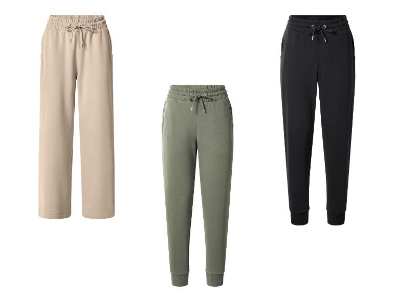 Drie joggingbroeken: beige wijd, groene en zwarte met boorden.