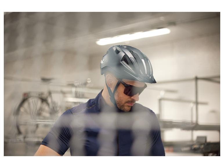 Fietshelm en zonnebril voor een fietser.