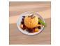 Mangosorbet met bessen, mangostukjes en chocolade, gegarneerd met munt.