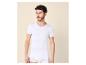 Man in wit T-shirt met korte mouwen en witte onderbroek