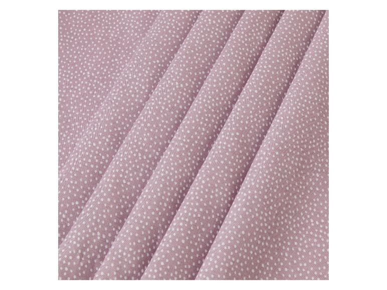Roze stof met witte stippen.