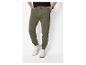 Man in groene joggingbroek en witte sneakers