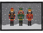 Kerst deurmat met drie notenkrakerfiguren in een besneeuwd landschap.