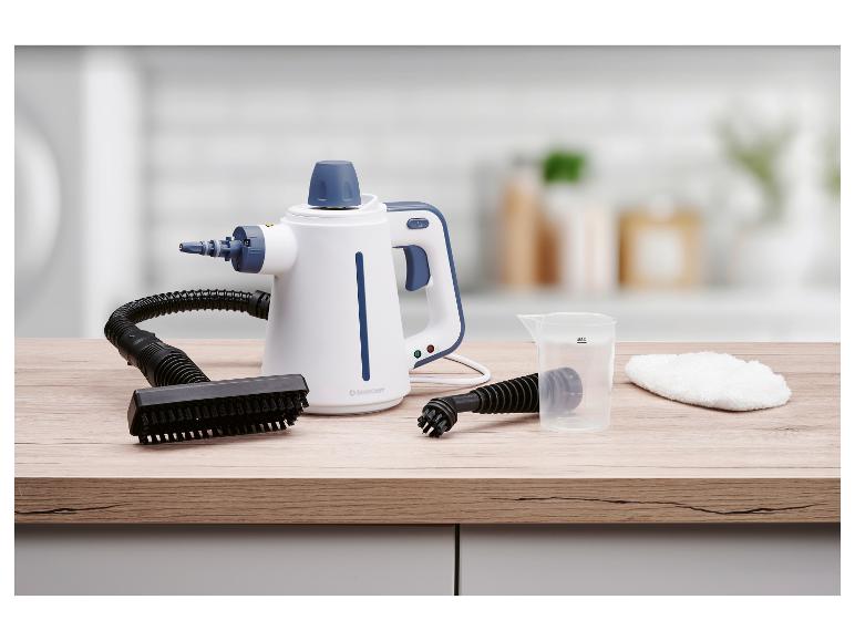 Witte en blauwe SilverCrest handstoomreiniger met accessoires op een houten aanrecht.