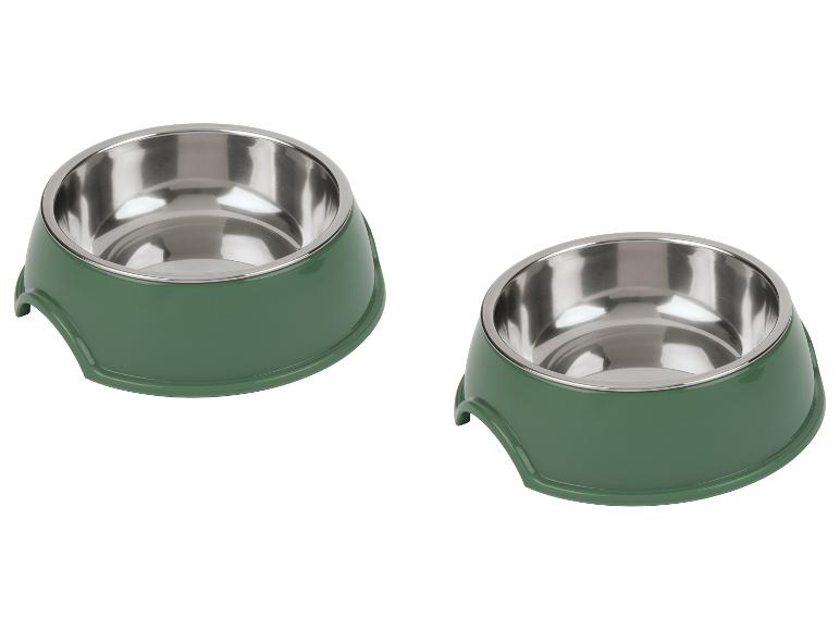 Twee groene hondenbakken met een roestvrijstalen binnenkant.