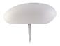 Witte solar tuinlamp met puntige grondpen.