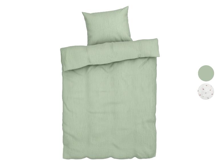 Saliegroen mousseline beddengoed met optioneel bloemenpatroon.