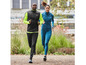Twee personen in sportieve kleding van het merk Craft rennen door een park.