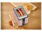 Een roze broodrooster met twee sneetjes toast op een houten plank.