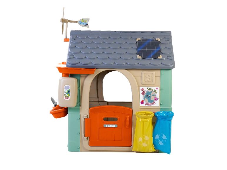 Een speelhuisje van Feber met een windmolen, zonnepanelen en recyclebakken.