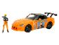 Een oranje speelgoedauto met Naruto-thema en een Naruto-figuur.
