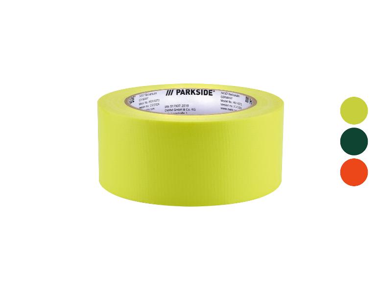 Een rol felgeel ducttape met productinformatie op de zijkant gedrukt.