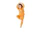 Meisje in oranje pyjama met spookprint, staand op één been, handen boven het hoofd.