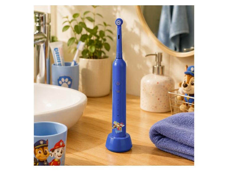 PAW PATROL elektrische tandenborstel op een badkamerplank naast de wastafel en accessoires.