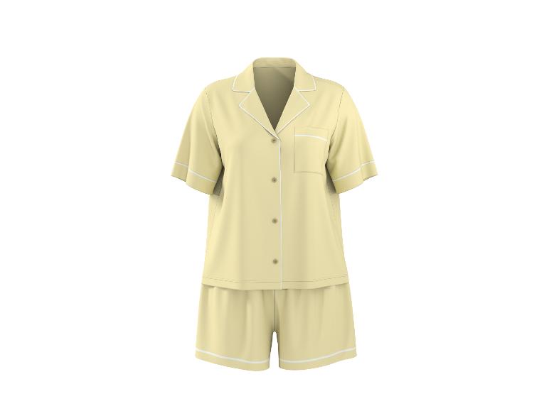Lichtgele tweedelige pyjama met witte biezen, bestaande uit een overhemd met korte mouwen en een short.