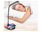 Moderne bureaulamp met draadloze telefoonoplader.
