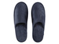 Twee paar blauwe badslippers.