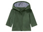 Een groene baby hoodie met knopen.