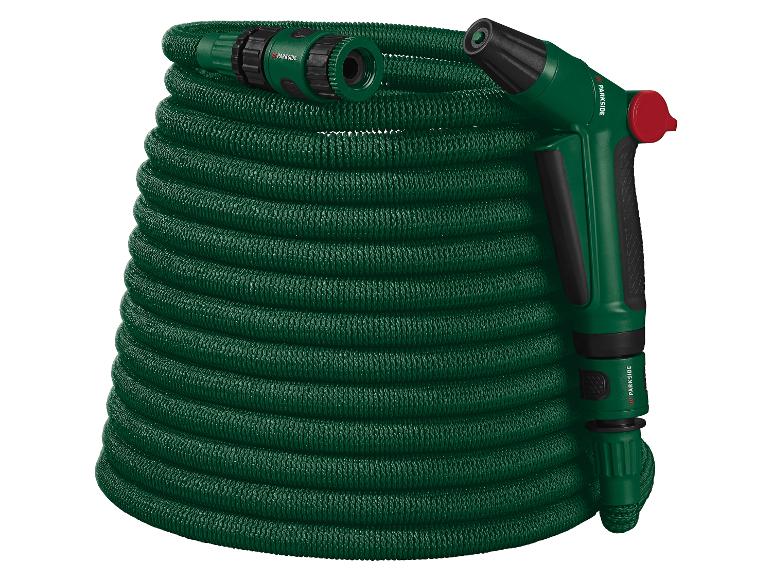 Groene Parkside tuinslang met spuitpistool en connector.