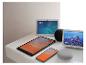 Meerdere slimme apparaten, waaronder een tablet, smartphone en slimme displays, op een witte tafel.