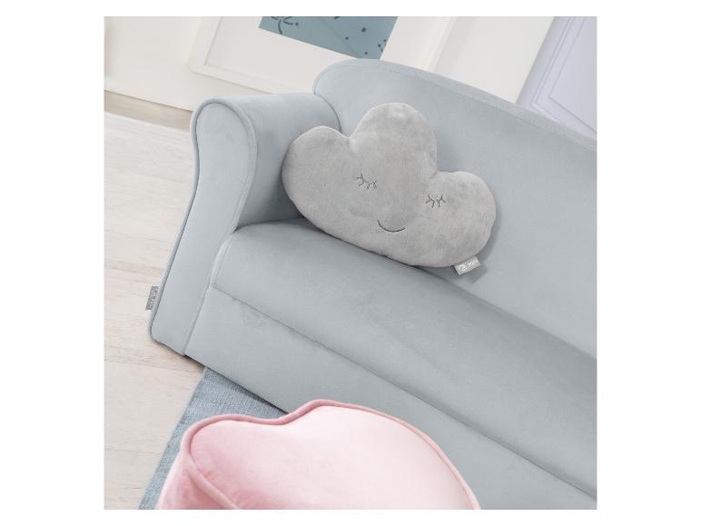 Een lichtgrijze kinderbank met een wolk-vormig kussen en een roze hartvormig kussen op een vloerkleed.