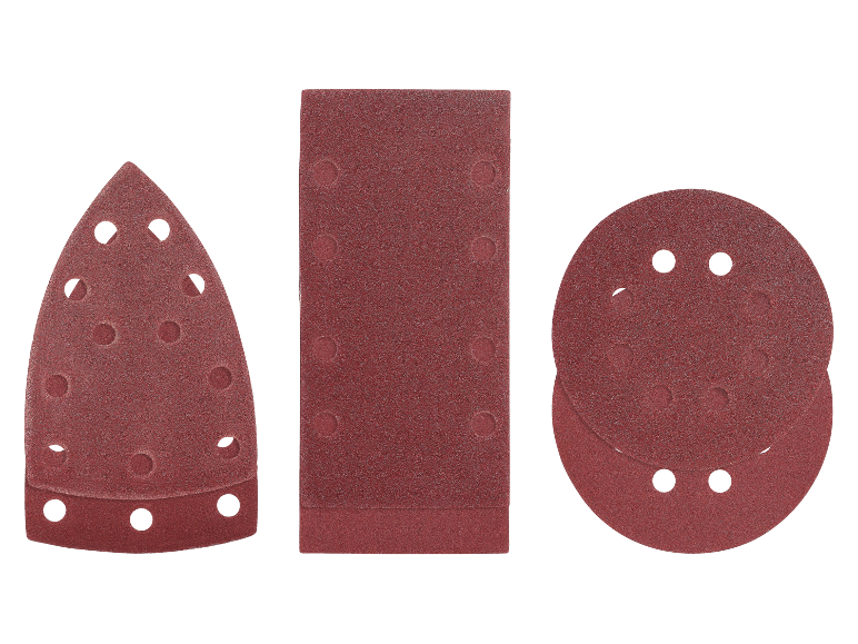 Assortiment rode schuurpapier vellen in verschillende vormen: driehoekig, rechthoekig en rond.