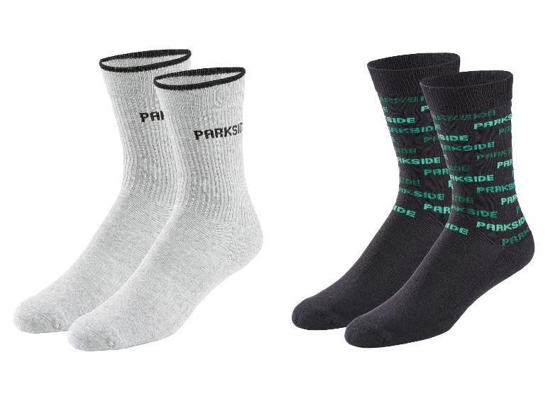 Twee paar Parkside sokken: één paar grijs met zwarte letters en één paar zwart met groene letters.