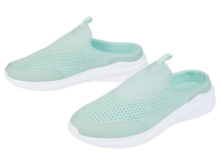 Een paar lichte, mintgroene, gebreide slippers.