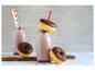 Chocolademelk in flessen met chocolade donuts