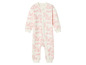Een witte baby romper met roze wolkenprint.
