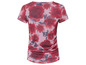 Een roze t-shirt met rode bloemenprint.