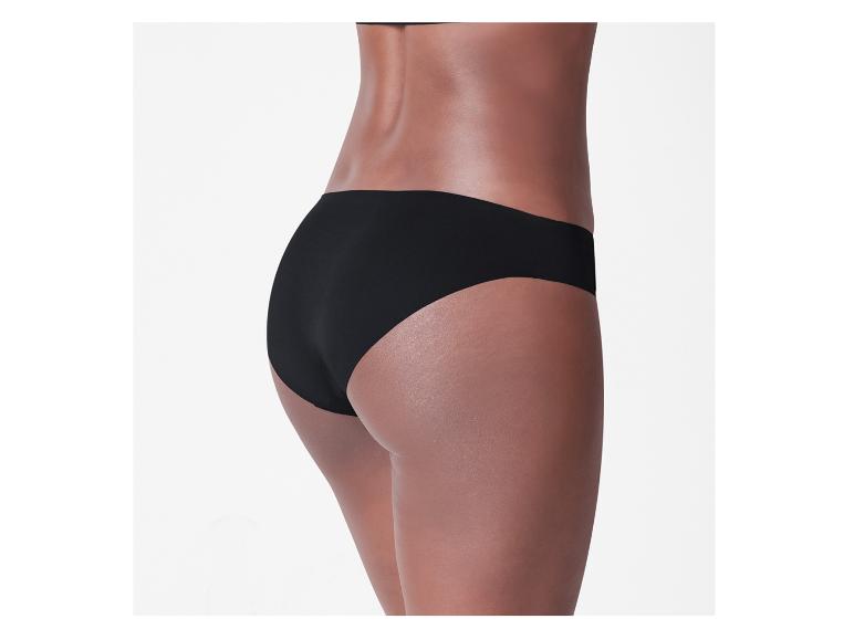 Vrouw in zwarte ondergoed.