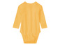 Een gele baby romper met lange mouwen.