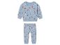 Een blauwe trui en broek met wintermotief voor baby's.