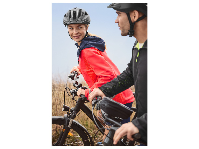 Twee mensen fietsen op een mountainbike in de natuur.