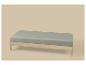 Licht houten bedframe met saliegroen hoeslaken op een beige achtergrond.