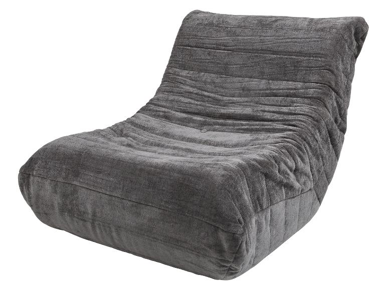 Grijze gestoffeerde loungestoel met een getextureerd, geplooid ontwerp