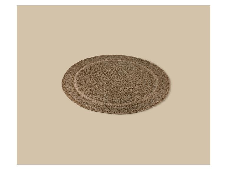 Bruine ovale placemat met een geweven geometrisch patroon.